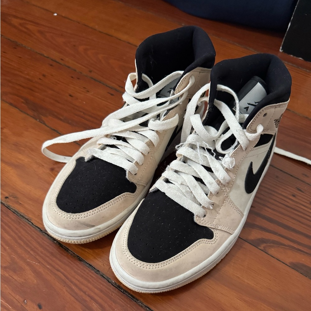 Nike Black and Tan Sneakers Sporty Low-Top Design